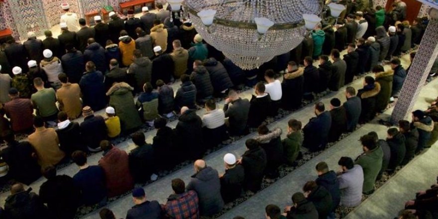 Hollanda'da 700 genç ile sabah namazı kılındı