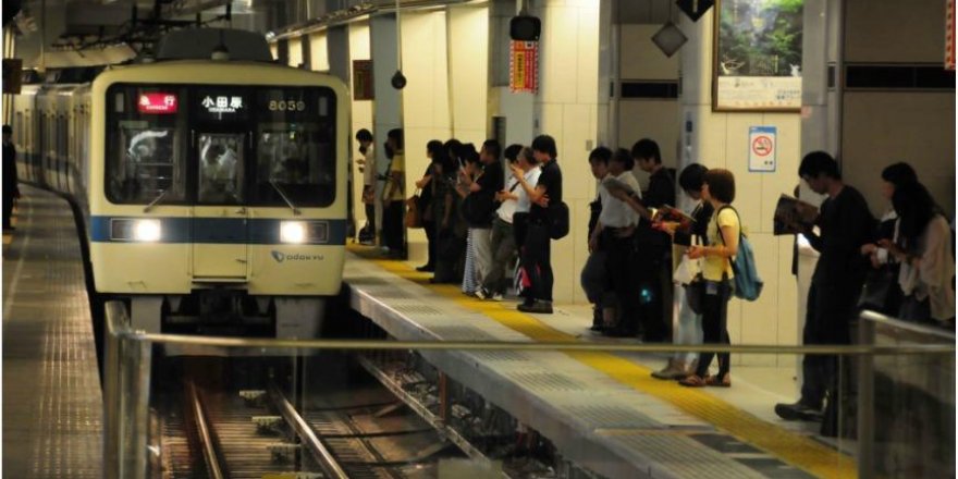 Tokyo metrosunda sıkışıklığı gidermek için yemek teklifi
