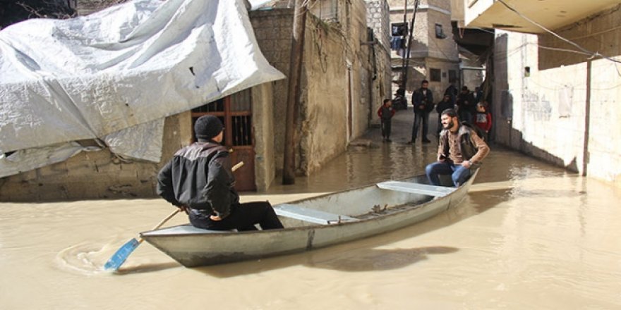 Suriye'de taşan nehirde sandal ile ulaşım