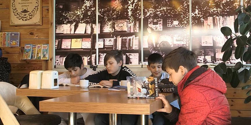 Bu kafede her şeyin 'ücreti' kitap okumak