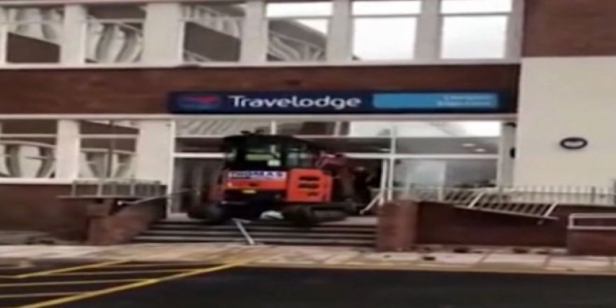 Ücreti ödenmeyen işçi otele kepçeyle girdi