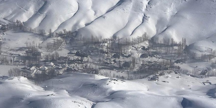 Yüksekova'da su şebekesi dondu