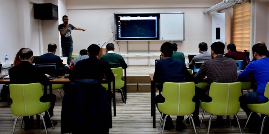 Siber güvenlik uzmanı yetiştirmek için eğitim aldılar