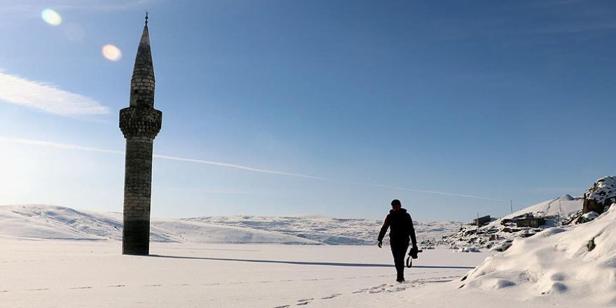 Buz kesen Ağrı'da ilginç görüntü