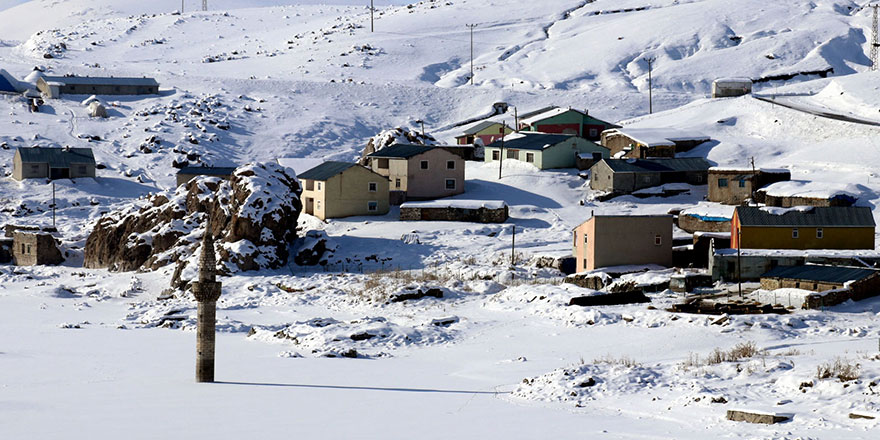 Buzdaki minare ilgi çekiyor