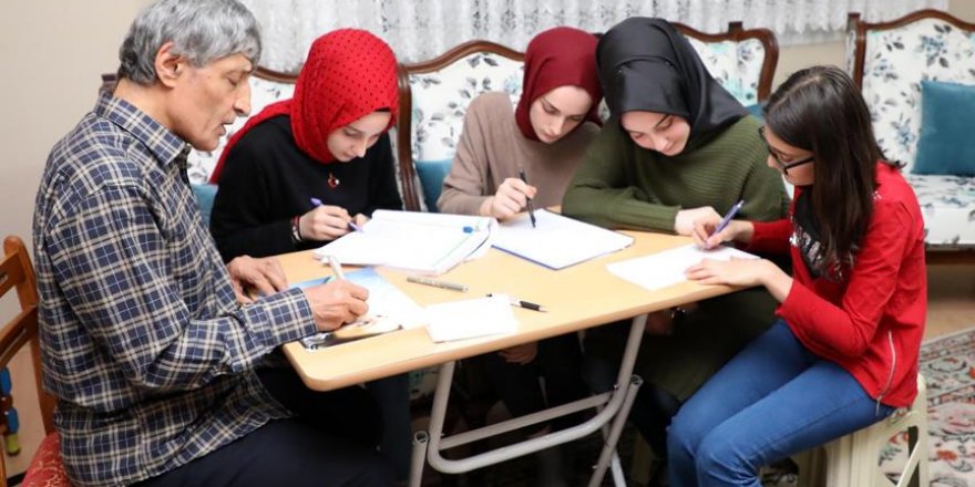 Onları görmese de ders verdiği çocuklarla huzur buluyor