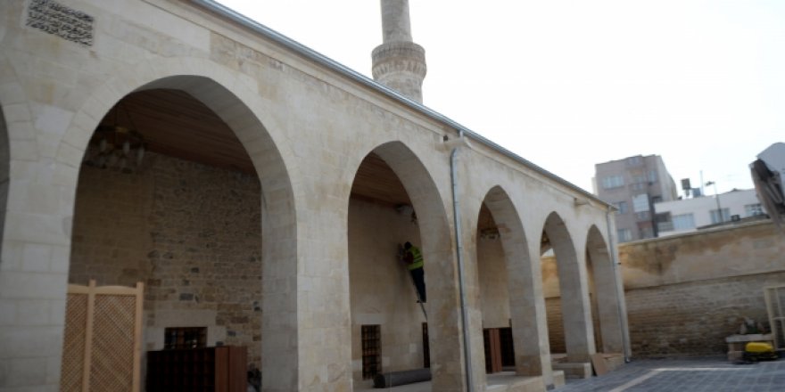 Terör saldırısında zarar gören tarihi cami ibadete açıldı