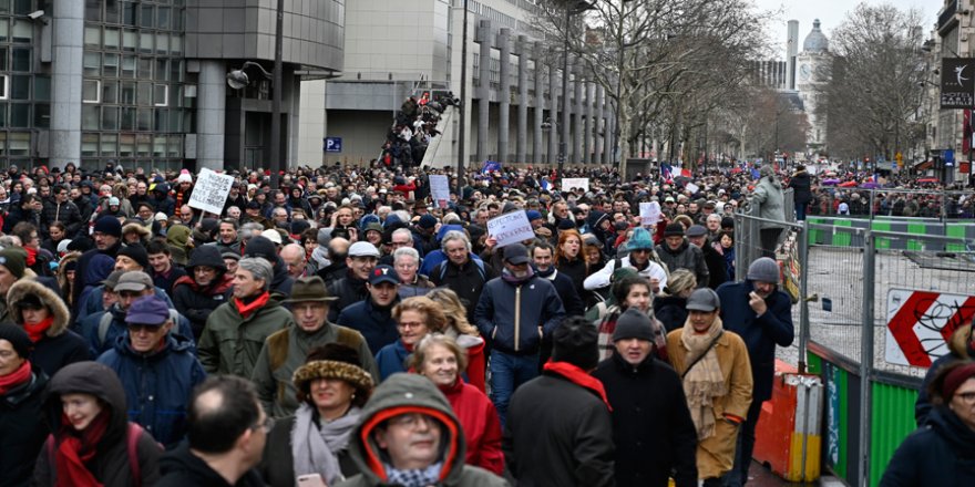 Paris'te 'kırmızı fularlılar'dan sarı yeleklilere karşı gösteri