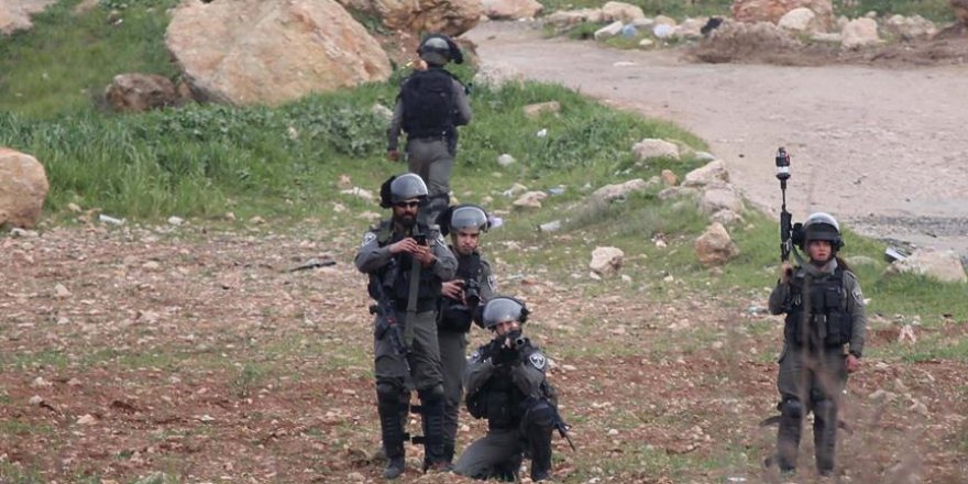 Ramallah'ta İsrail askerleri bir Filistinliyi yaraladı