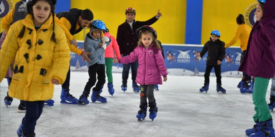 Belediyenin sömestir hediyesi köy çocuklarının yüzünü güldürdü