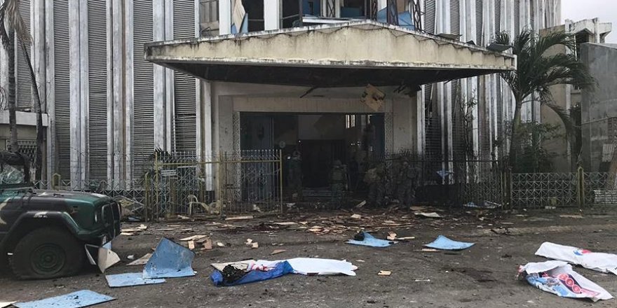 Filipinler'de bir kiliseye iki bombalı saldırı