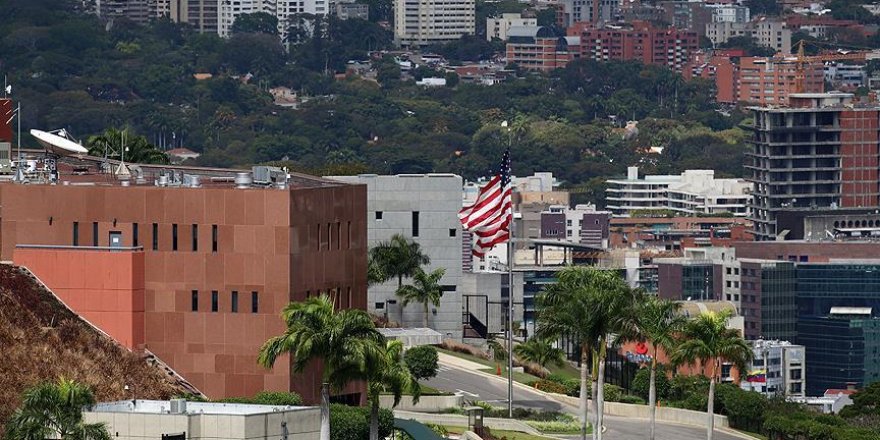 Venezuela'daki Amerikalı diplomatlar ülkelerine döndü