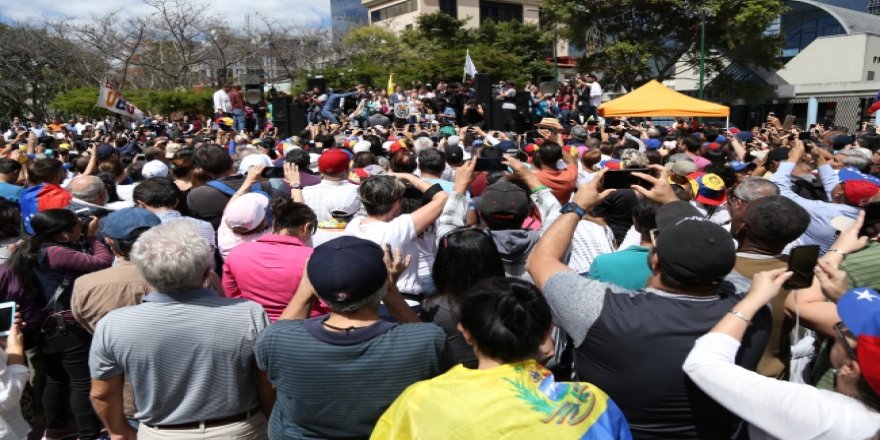 Venezuela'da farklı gruplar miting düzenledi
