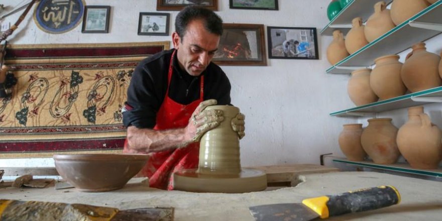 Baba mesleği çömlekçiliği yaşatmaya çalışıyor