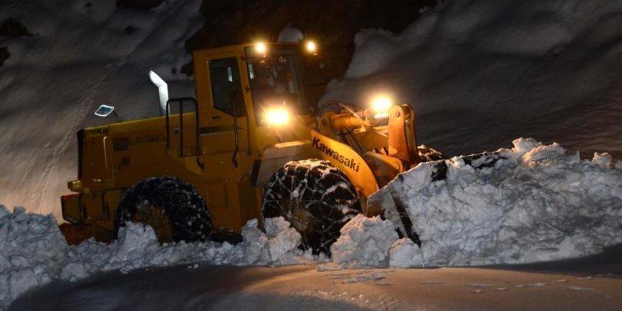 Bitlis'te karla mücadele ekiplerinin zorlu mesaisi