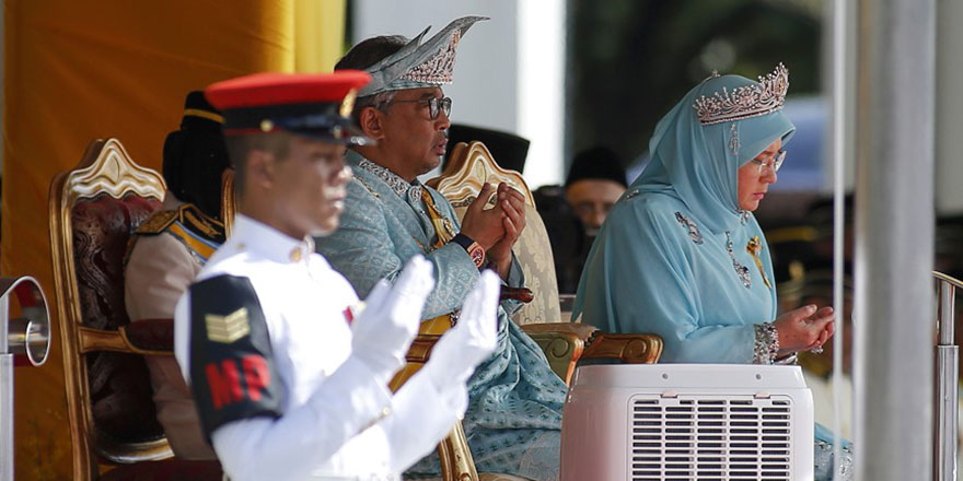 Malezya'nın yeni kralı dualarla görevine başladı