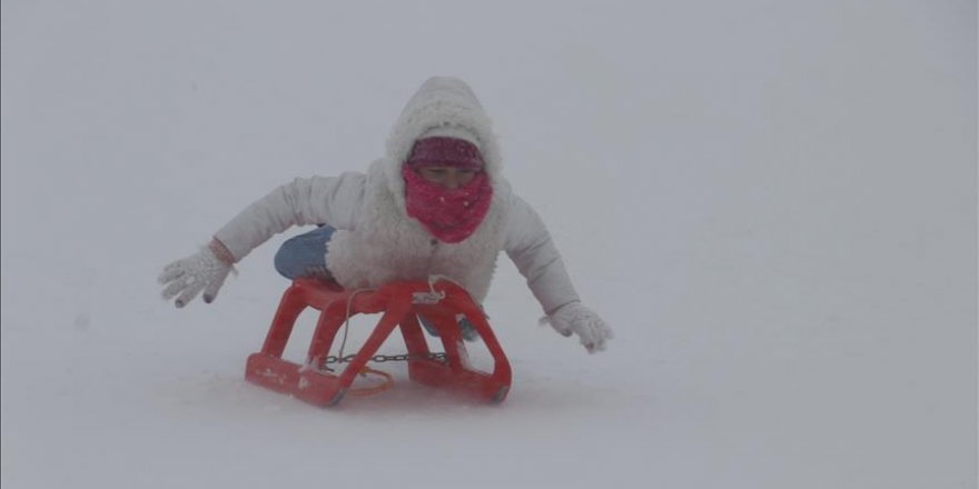 Tipiye rağmen kar keyfine devam