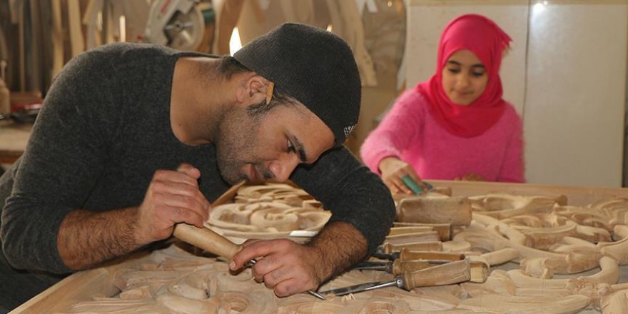 Ahşap oymacılığı Suriyeli Muhammed'in geçim kaynağı oldu