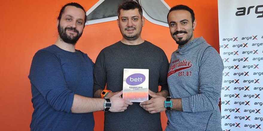 Türk mühendisler akıllı saatle en iyi teknoloji ödülünü aldılar