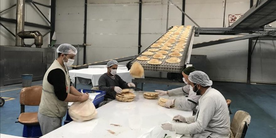 Afrin ve İdlib'deki ailelere ekmek yardımı