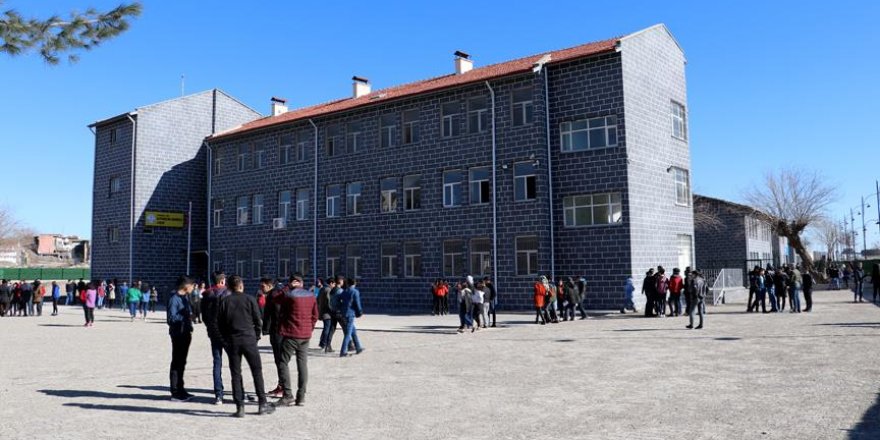 Sur'da teröristlerin tahrip ettiği okullarda eğitime başlandı