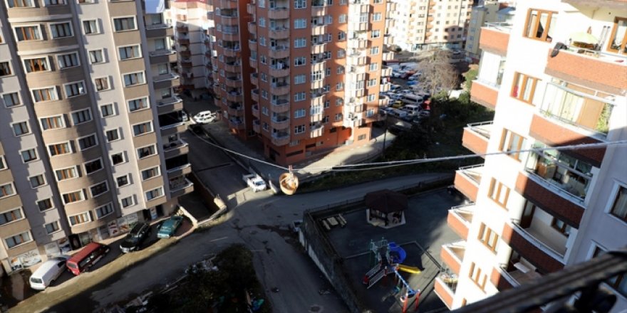 Markete gitmeye üşenince evinin balkonuna "teleferik" kurdu