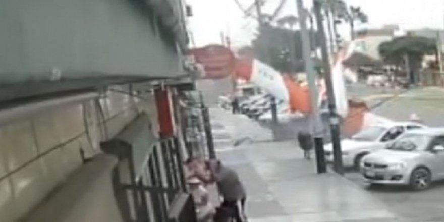 Peru'da uçak caddeye düştü