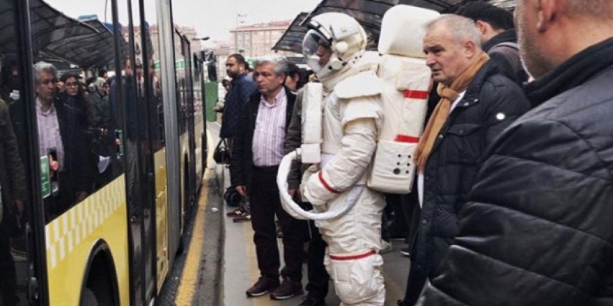 Metrobüs durağındaki astronot Yeşilay'ın reklam projesi çıktı