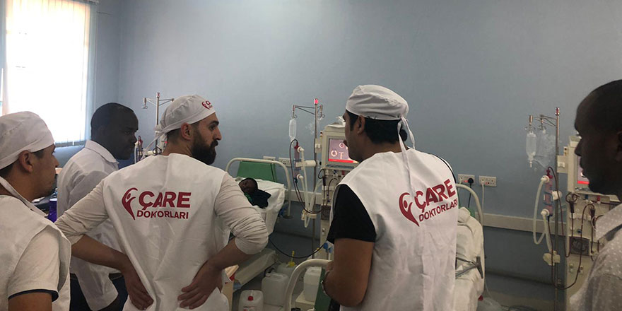 Doktorlar hastalara Çare olmak için Afrika’da