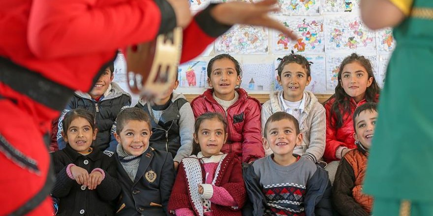 Van'da çocuklara tiyatro sevgisi aşılıyorlar