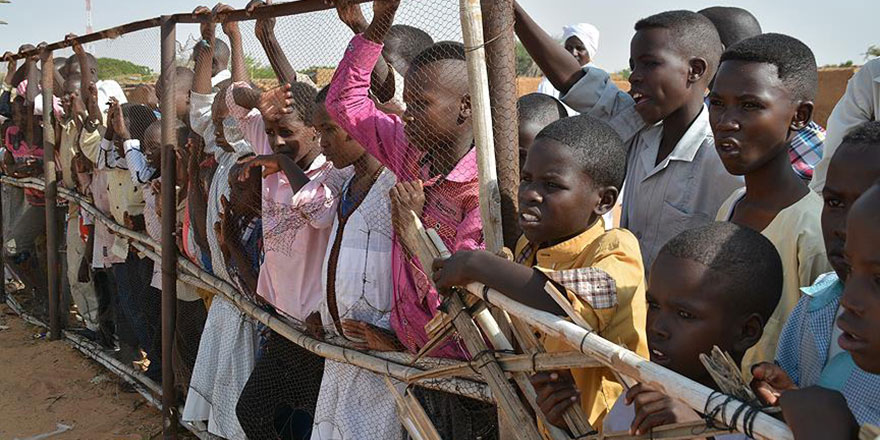 Binlerce göçmen yiyecek ve sudan bile mahrum