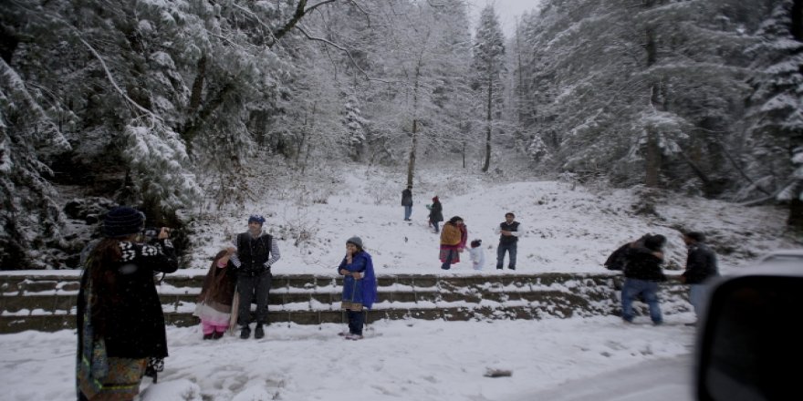 Pakistan Başbakanı: Ülkemize yağan kar Allah'ın lütfu