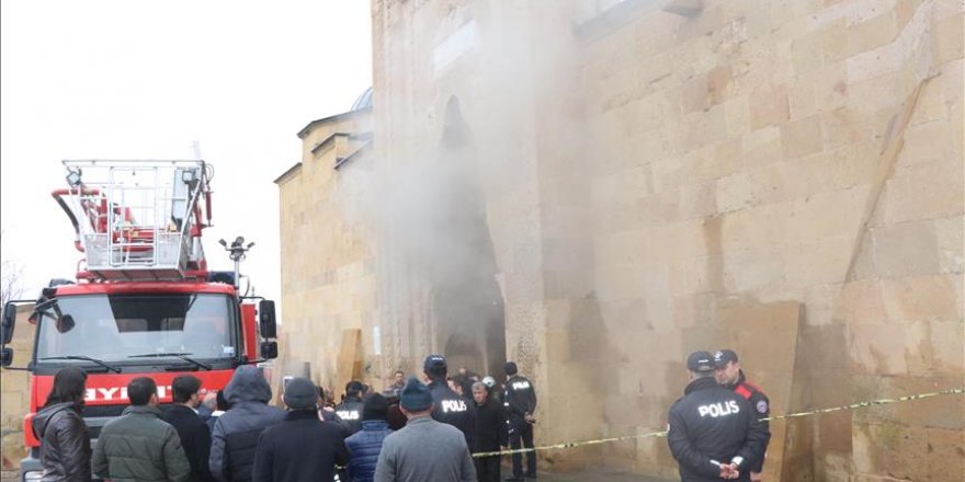 Niğde'de tarihi camide yangın