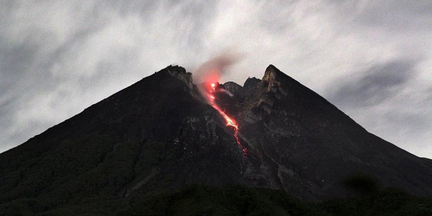 Endonezya'da yanardağ nedeniyle mahsur kalanlar var