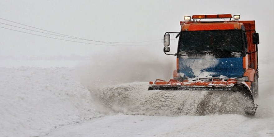 Yurtta etkili olan kar nedeniyle köy yolları kapandı