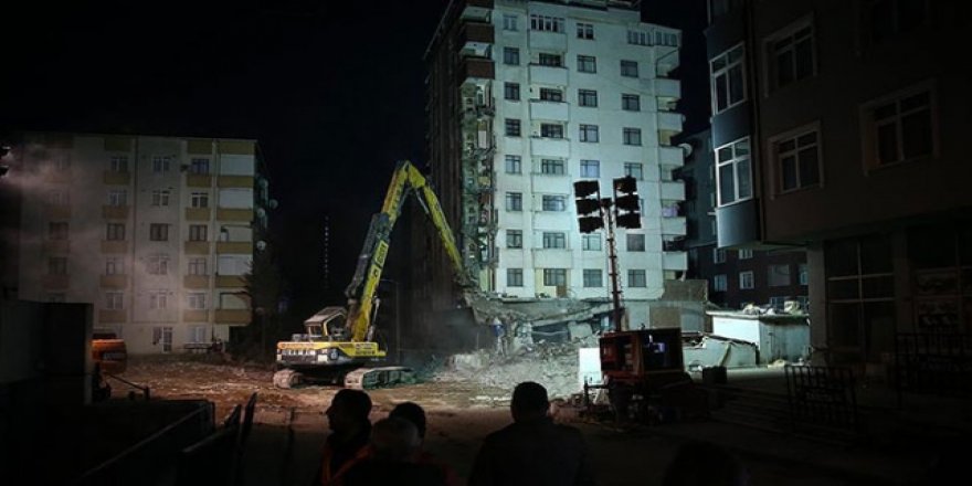 Kartal'da riskli binalardan ilkinin yıkımına başlandı