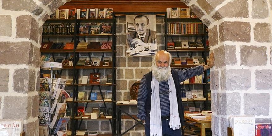 Kitabevini yaşam alanına dönüştürdü