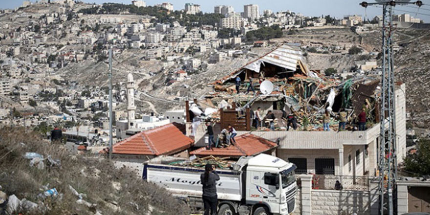 İsrail güçleri Batı Şeria'da Filistinli ailenin evini yıktı