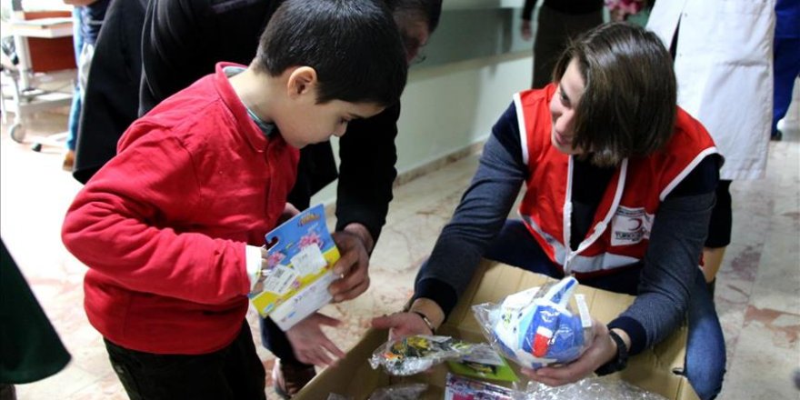 Kanserli çocukların yüzü Kızılay gönüllüleri ile gülüyor