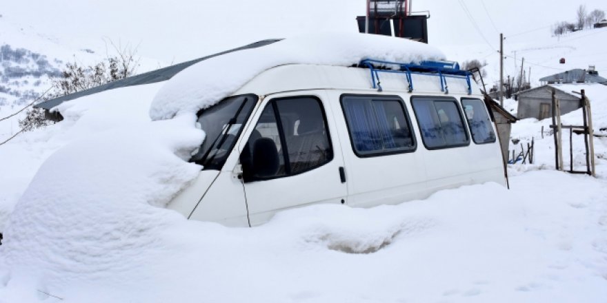 Evler kara gömüldü, 62 yol ulaşıma kapandı