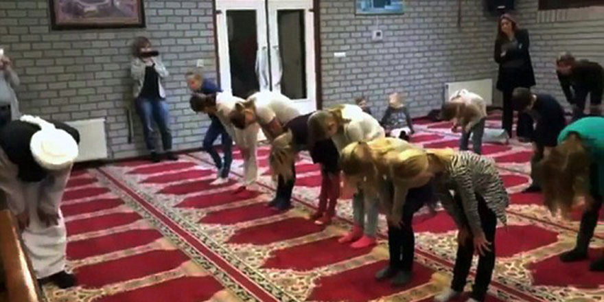 Belçikalılar şaşkın: Cami gören çocuklar namaz kılıyor