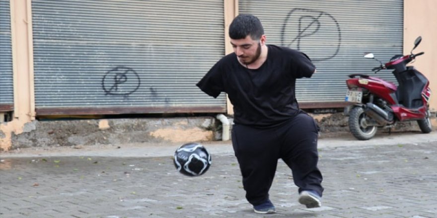 Soğuk kış günlerinde yazı yazabilmek için çorapsız gezerek üniversiteyi bitirdi