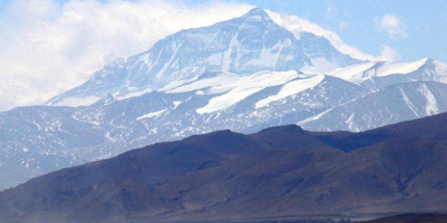 Çin Everest dağını ziyarete kapattı