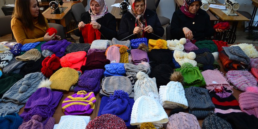 Öğrencilerini ısıtmak için atkı ve bere örüyorlar