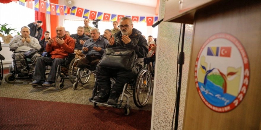 Türk askerinden Bosnalı gazilere tekerlekli sandalye