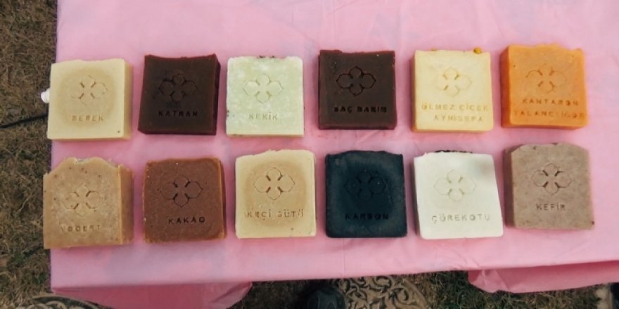 Doğal sabunu hem üretiyor hem de öğretiyor