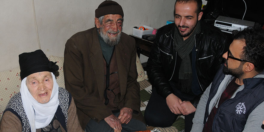 70 yıldır evli 90 yaşındaki çiftler 5 vakit namazlarını kaçırmadan kılıyor