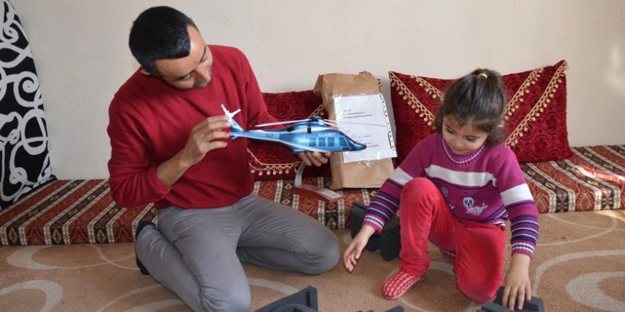 Yüksekovalı inşaat işçisi Karahan'a helikopter maketi hediyesi