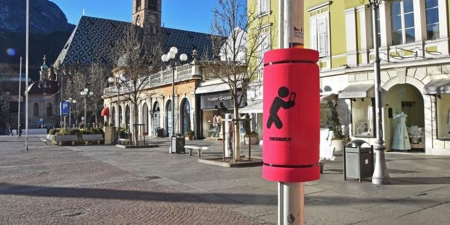 Cep telefonuna bakarak yürüyenler için direklere kafa koruyucu tampon