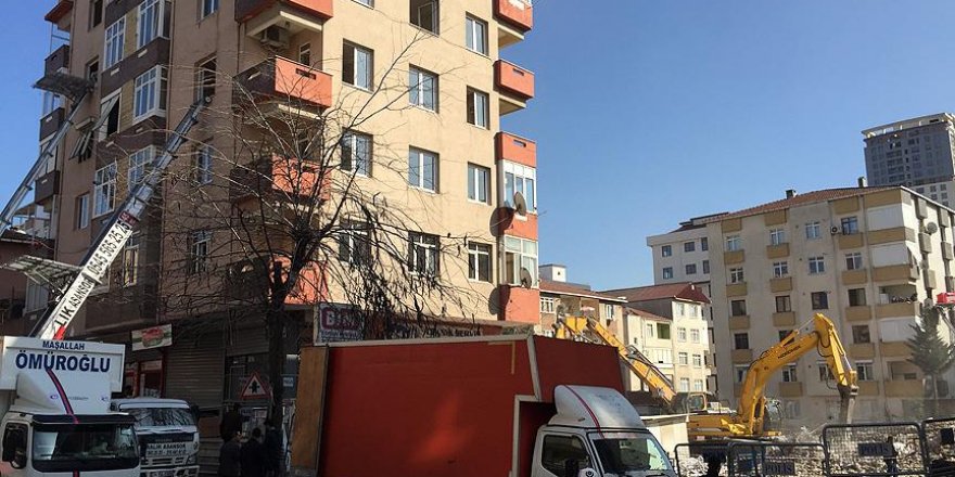 Kartal'daki riskli binalardan taşınmalar sürüyor